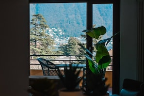 A balcony with a view of a mountainous landscape and a village. - Vacation Rental Seeblick Pocobelli in Melide (Melide)