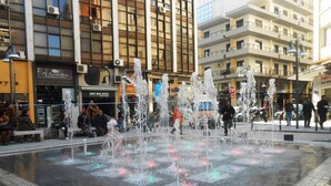 A public square with a water fountain and surrounding buildings. - New Deluxe Studio 1 - Downtown Thessaloniki-fully Equipped (Thessaloniki)