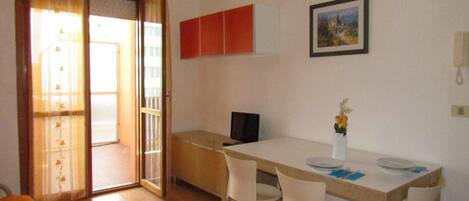 Appartement, 2 chambres, balcon | Salle Ă manger