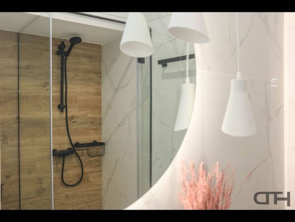 Apartment, 1 Bedroom, Accessible, City View | Bathroom