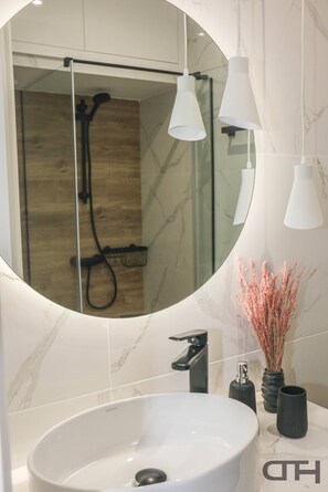 Apartment, 1 Schlafzimmer, barrierefrei, Stadtblick | Badezimmer