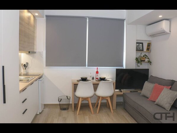 Apartment, 1 Bedroom, Accessible, City View | Living area