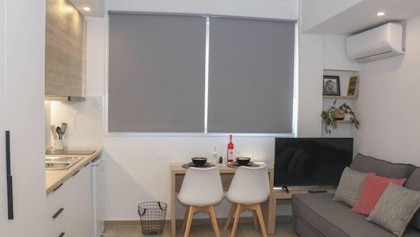 Apartamento, 1 quarto, acessível, vista para a cidade | Área de estar | Livros