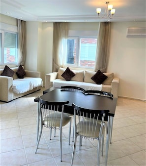 Apartment, 3 Bedrooms, Balcony | Dining
