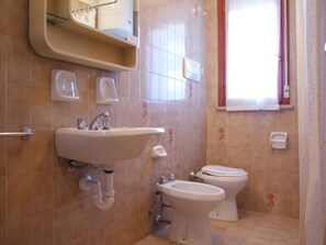 A bathroom with a sink, bidet, and toilet. - Comfy Flat for Pool's Lovers - Beahost (San Michele al Tagliamento)