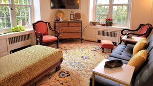 Une pièce comprenant un lit, un canapé, une chaise, une commode et un téléviseur.