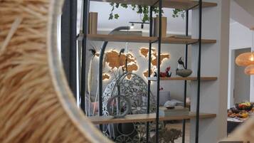 Appartement, 2 slaapkamers, toegankelijk voor mindervaliden, balkon | Woonkamer | Boeken