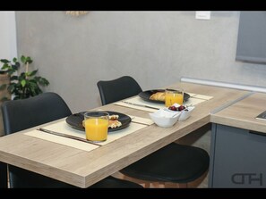 Studio, 1 Bedroom, Accessible, City View | Dining