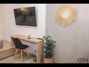 Studio, 1 Bedroom, Accessible, City View | Living area | Books