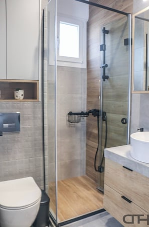 Studio, 1 Bedroom, Accessible, City View | Bathroom amenities