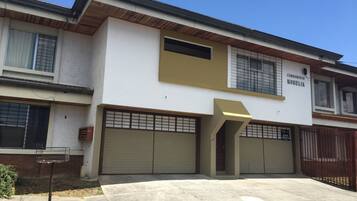 Apartment, 2 Bedrooms | Property entrance