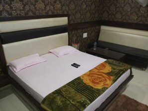 Free WiFi, bed sheets
