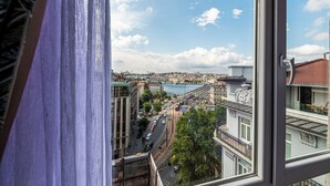 A cityscape with a river, buildings, and a bridge. - Karakoy Aparts Hotel (Istanbul)