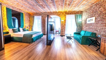 Romantische Suite | Minibar, Zimmersafe, Schreibtisch, laptopgeeigneter Arbeitsplatz