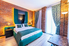Deluxe-suite | Minibar, pengeskab på værelset, skrivebord