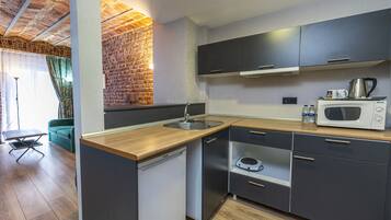 Suite Romantique | Cuisine privée | Bouilloire électrique, serviettes en papier