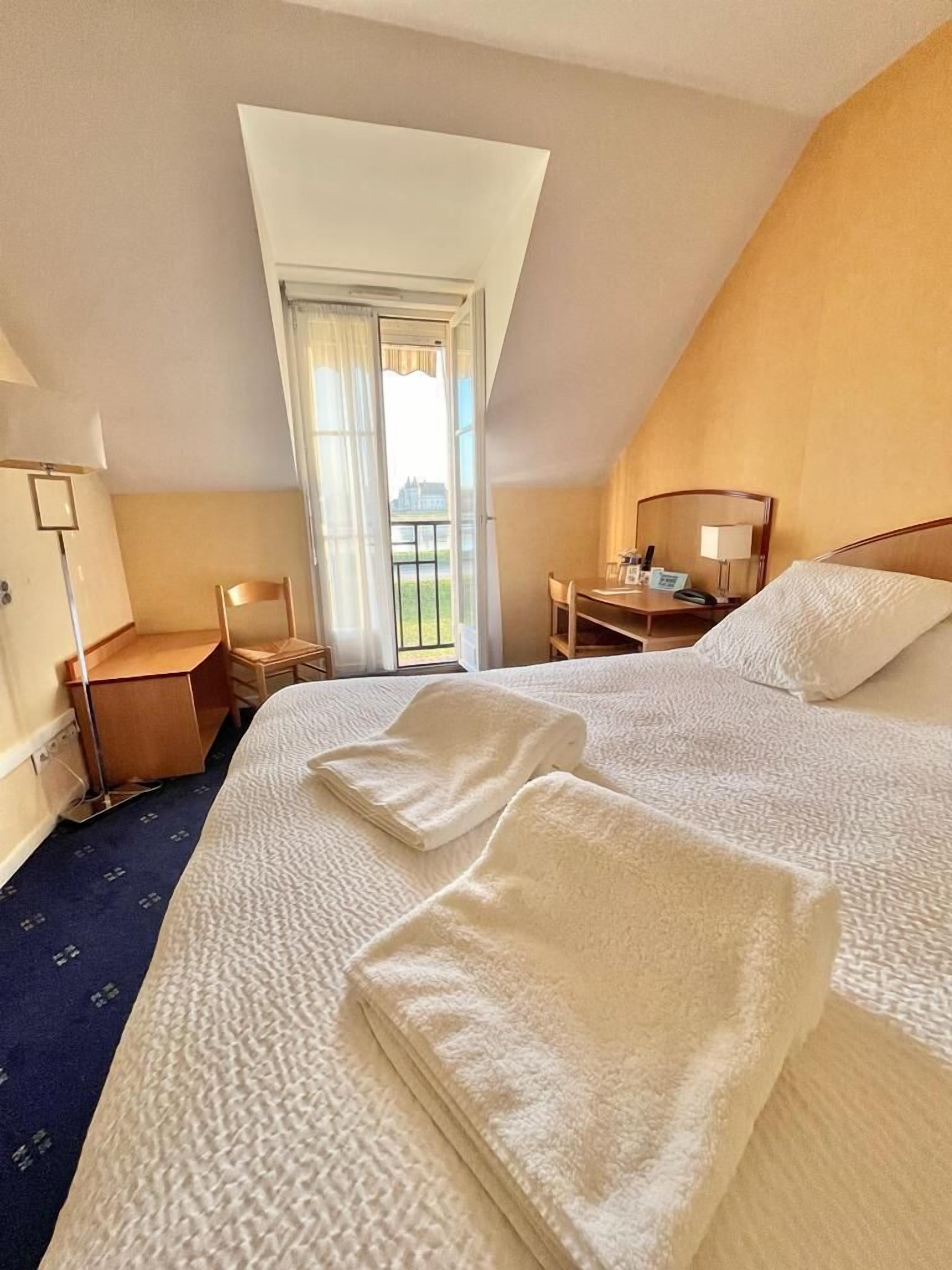 deluxe room | 1 bedroom, premium bedding, desk, laptop workspace