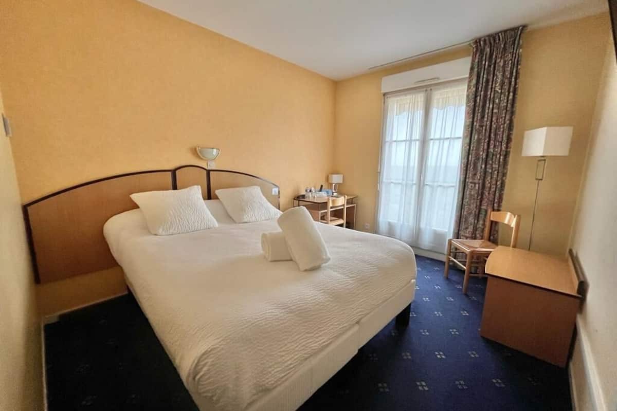 deluxe room | 1 bedroom, premium bedding, desk, laptop workspace