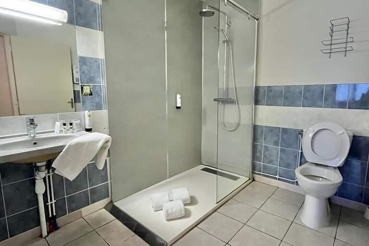 family room | 1 bedroom, premium bedding, desk, laptop workspace