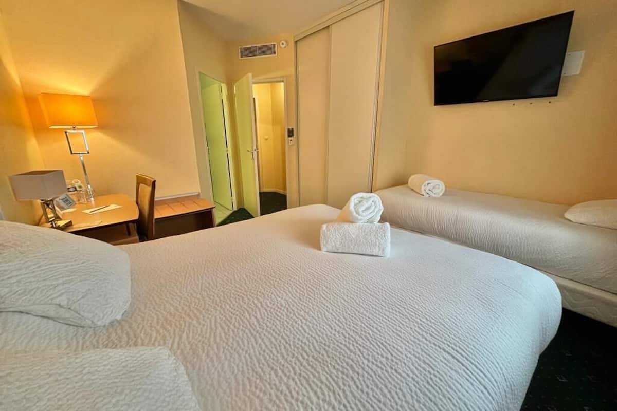 family room | 1 bedroom, premium bedding, desk, laptop workspace