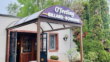 Un edificio con un cartel que dice 'O'feeling BILLIARD BOWLING'.