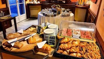 Petit déjeuner buffet servi tous les jours en supplément