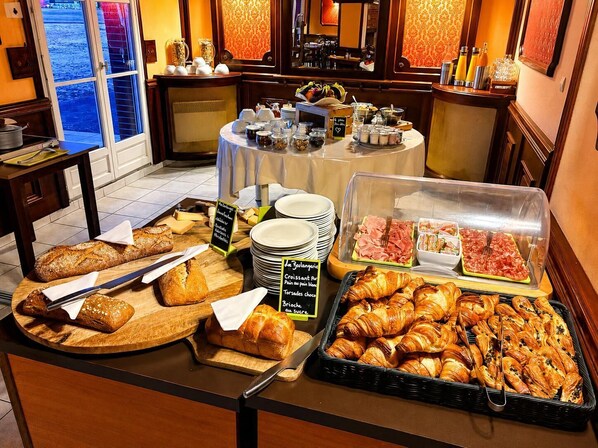 Tägliches Frühstücksbuffet gegen Gebühr