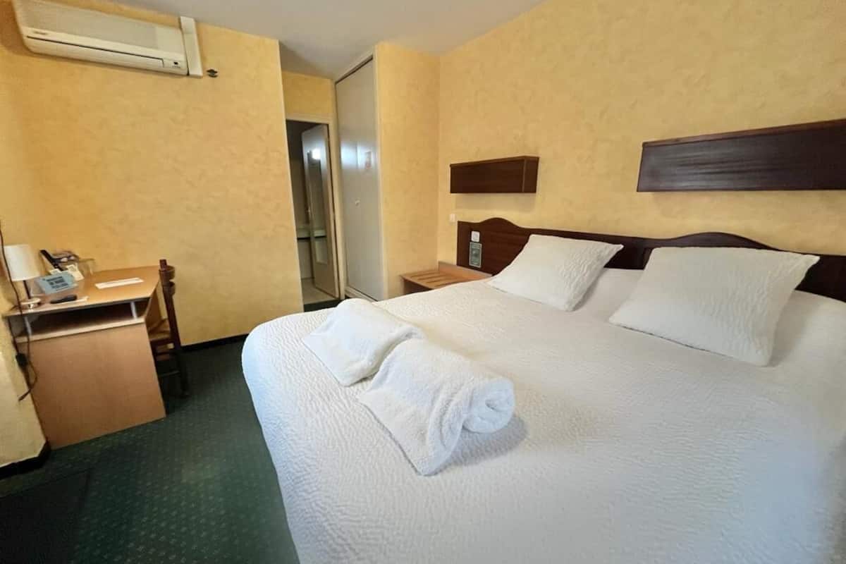 economy room | 1 bedroom, premium bedding, desk, laptop workspace