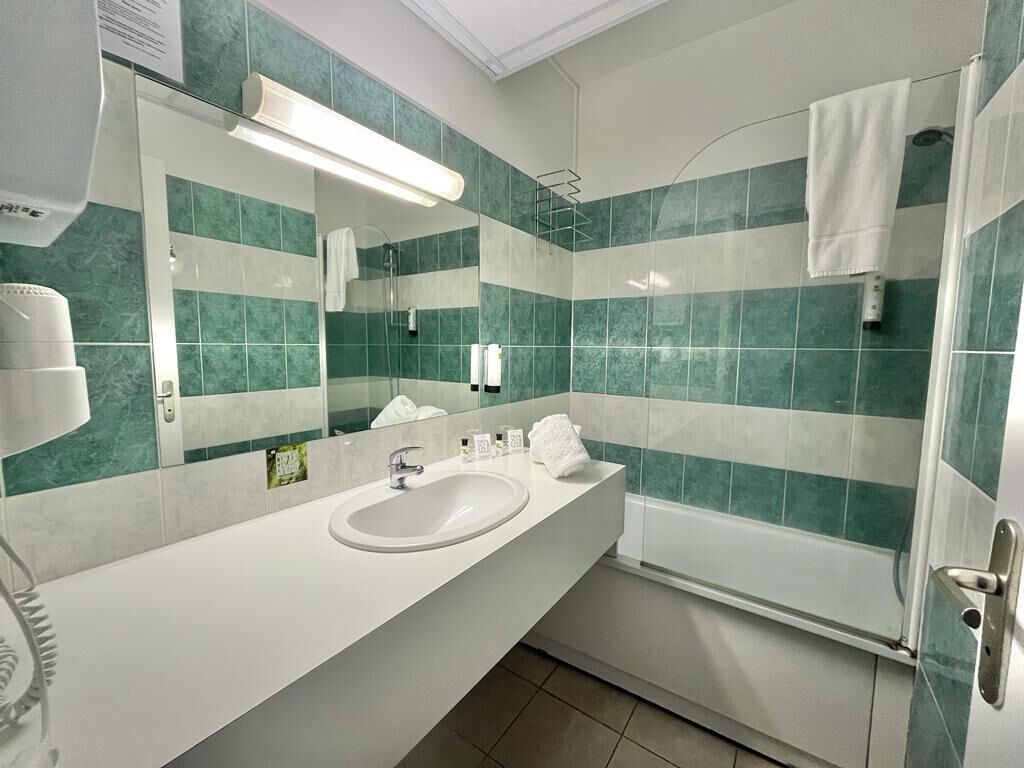 deluxe room | bathroom | free toiletries, hair dryer, towels, soap