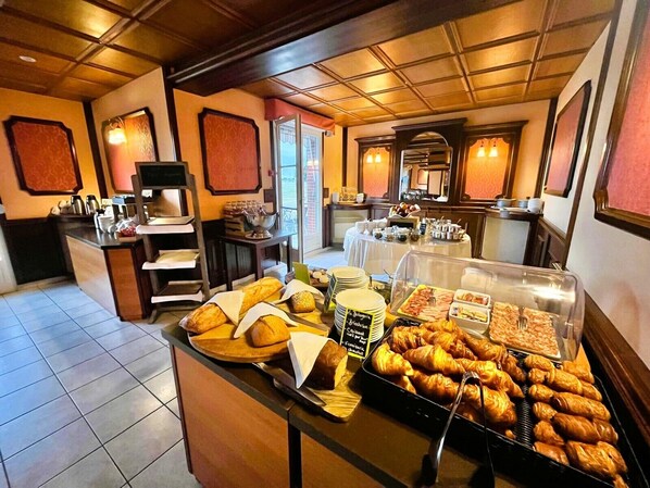 Daily buffet breakfast (EUR 13.5 per person) - Logis Hôtel Sully le Château (Saint-Père-sur-Loire)