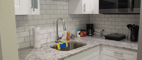 Fridge, microwave, stovetop, dishwasher