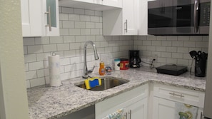 Réfrigérateur, micro-ondes, plaque de cuisson, lave-vaisselle