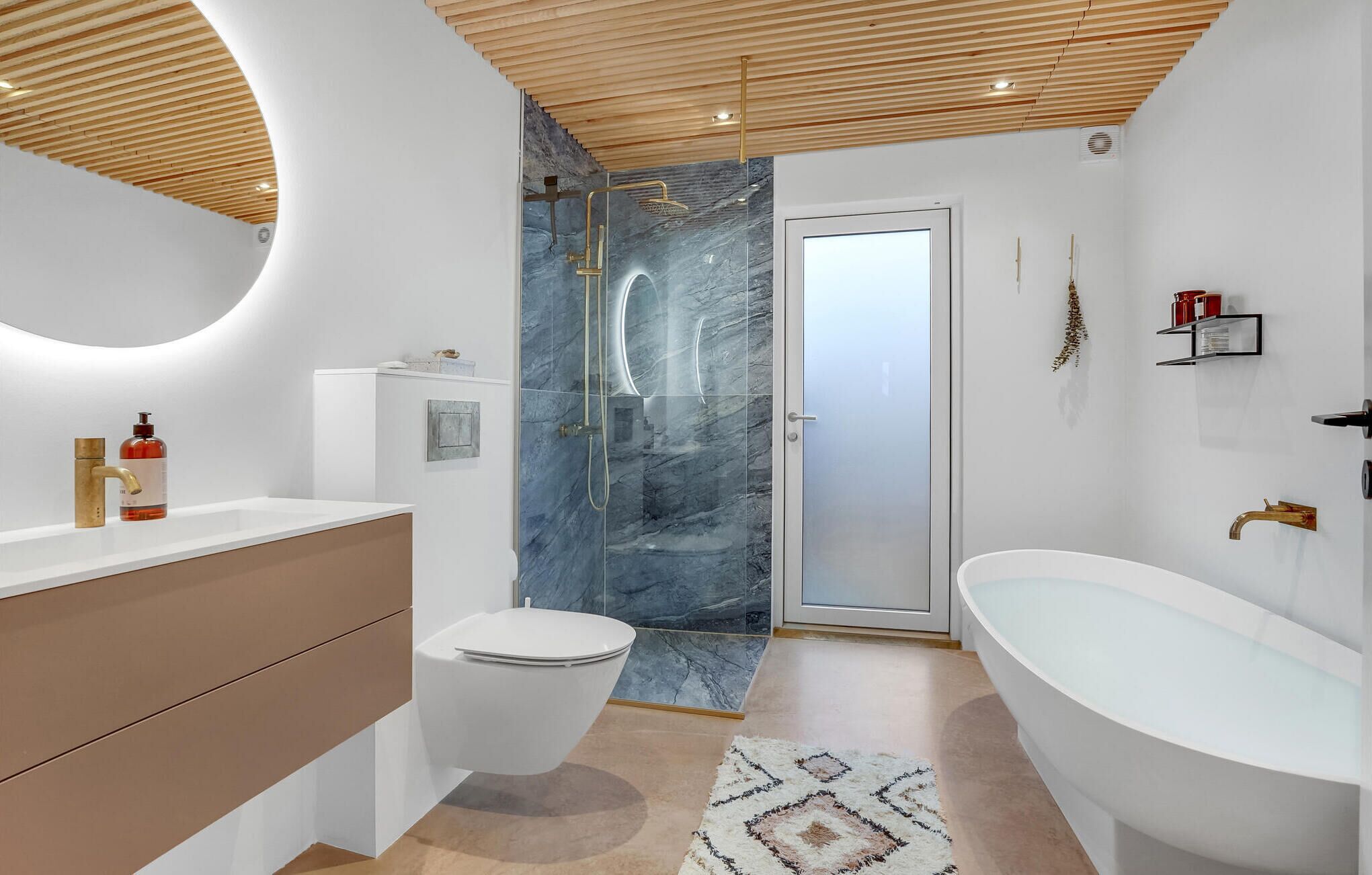 Combined shower/bathtub