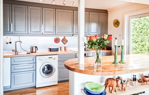 Fridge, oven, stovetop, dishwasher - Stunning home in Kristiansand (Kristiansand)