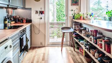 Kjøleskap, ovn, kokeplater og oppvaskmaskin