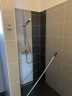 Dusch, hårtork och handdukar