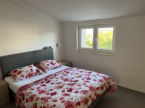 2 bedrooms, iron/ironing board, travel cot, free WiFi