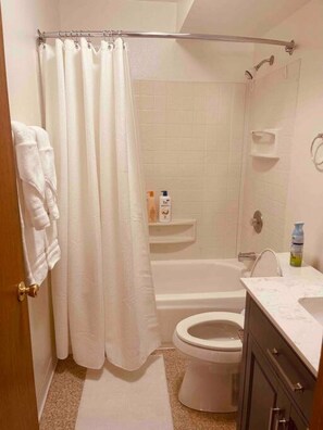 Hair dryer, towels - Lovely Clean Bright top floor unit Coin Op Laundry (Fairbanks)