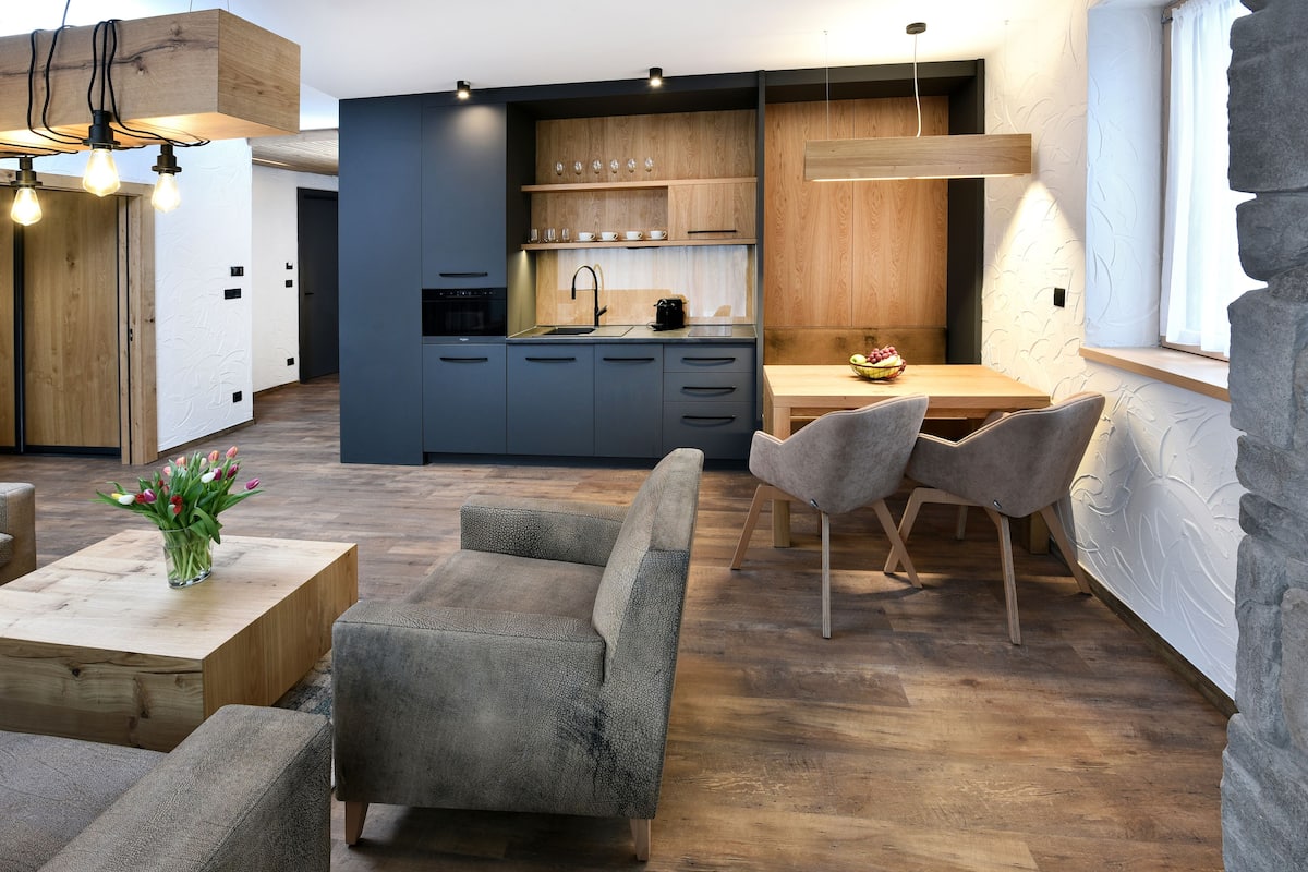 Deluxe Apartment | Private kitchen | Fridge, microwave, stovetop, dishwasher