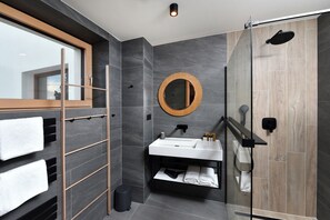 Deluxe Studio Suite | Bathroom | Shower, hair dryer, towels, toilet paper