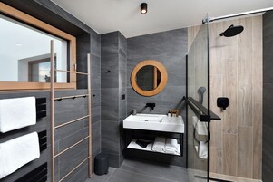 Deluxe Studio Suite | Bathroom | Shower, hair dryer, towels, toilet paper