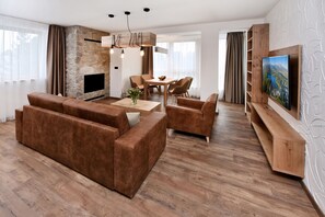 Appartement Deluxe | Coin séjour | Télévision à écran plat de 40 pouces avec chaînes par satellite
