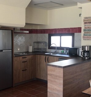 Réfrigérateur, four à micro-ondes, surface de cuisson, cafetière-théière