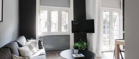 Standaard appartement | Woonruimte | Een 43-inch smart-tv met digitale zenders, een televisie en Netflix