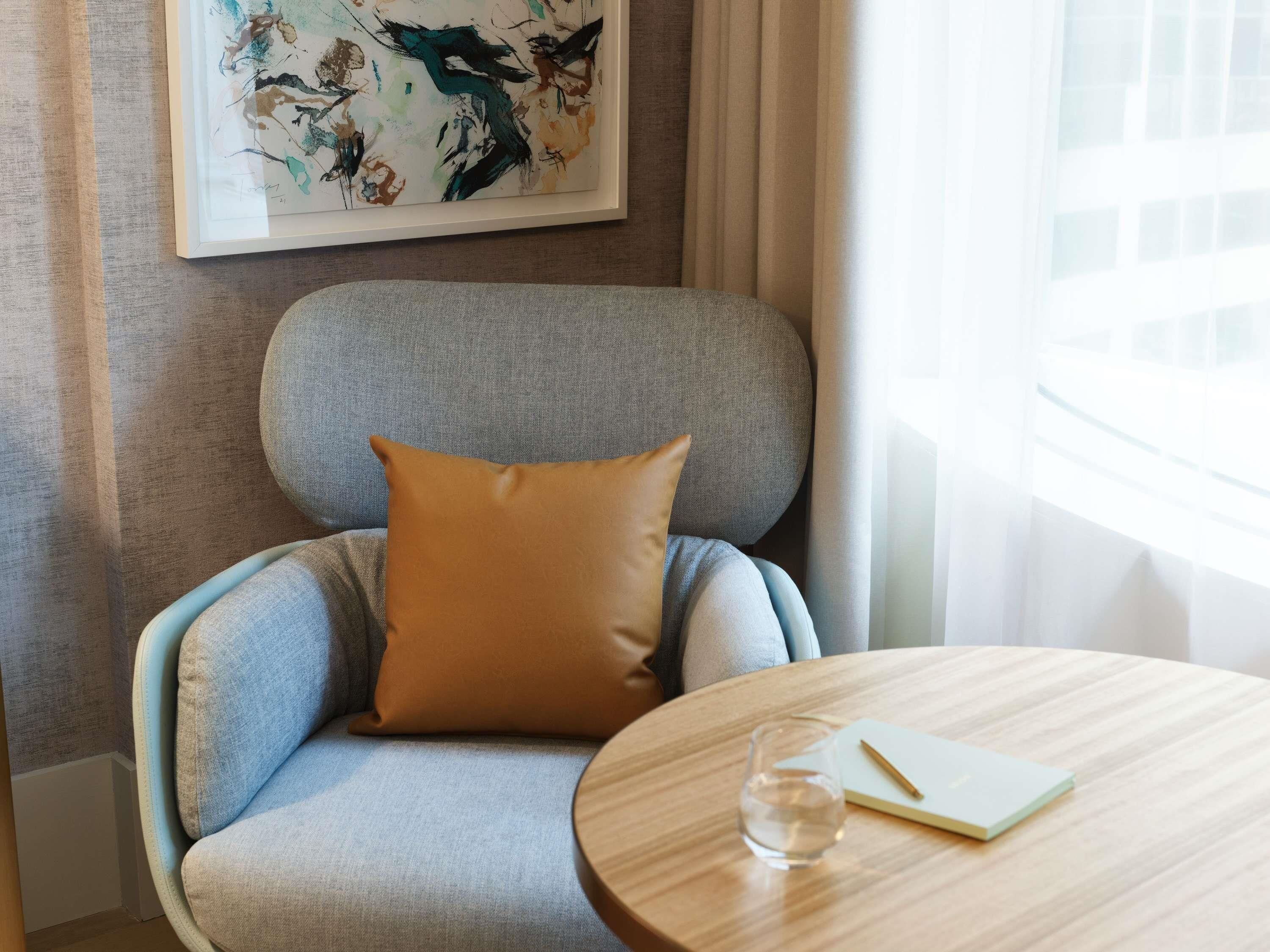 Een minibar, een kluis op de kamer, een bureau, verduisterende gordijnen