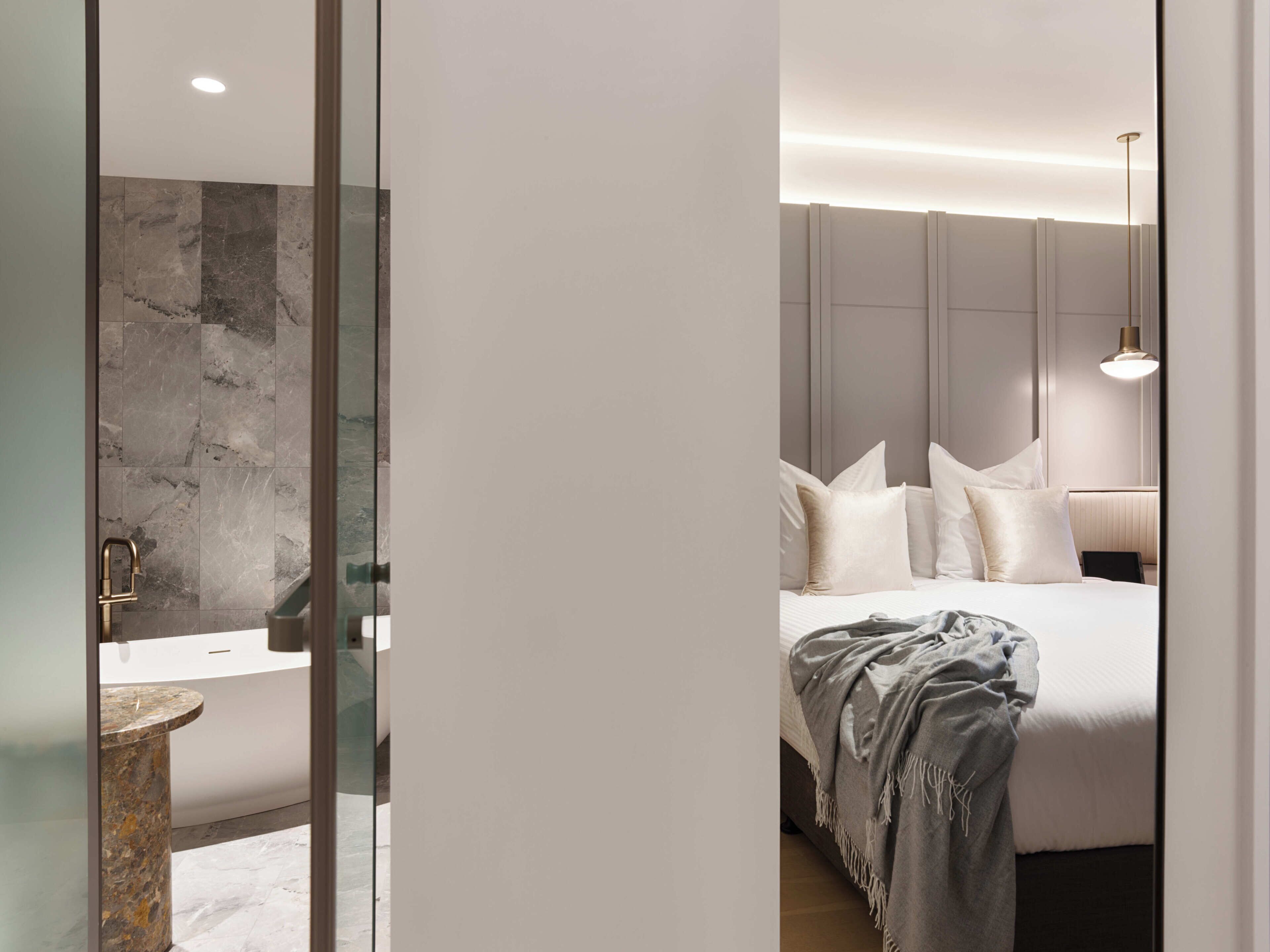 Deluxe Suite (Luxury) | Minibar, in-room safe, desk, blackout drapes