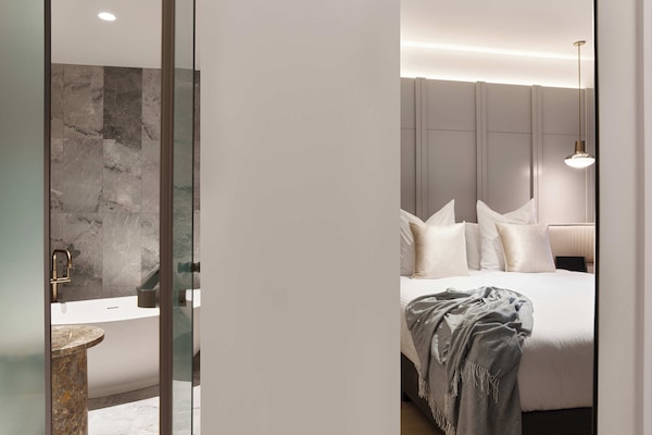 Deluxe Suite (Luxury) | Bar mini, peti besi dalam bilik, meja, langsir/tirai gelap terus