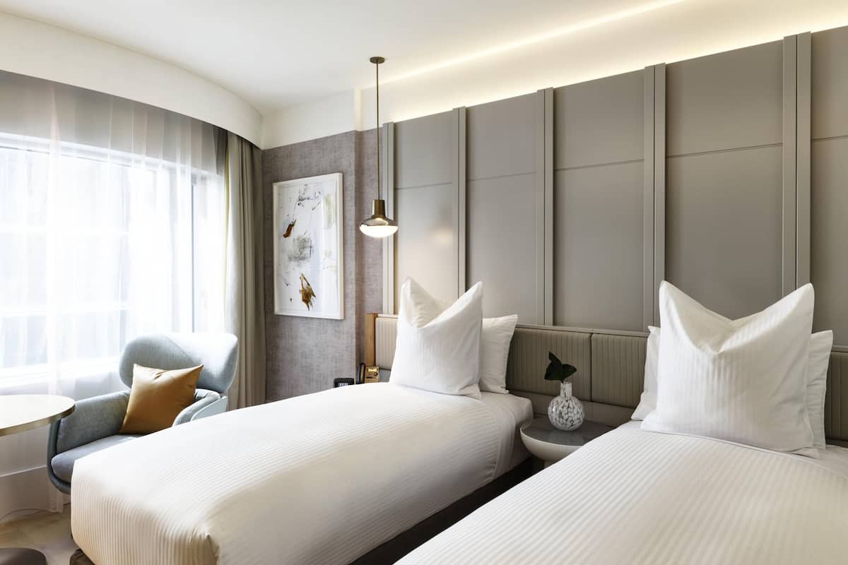 Quarto clássico, 2 camas de solteiro, acessível | Frigobar, cofres nos quartos, escrivaninha, cortinas blackout