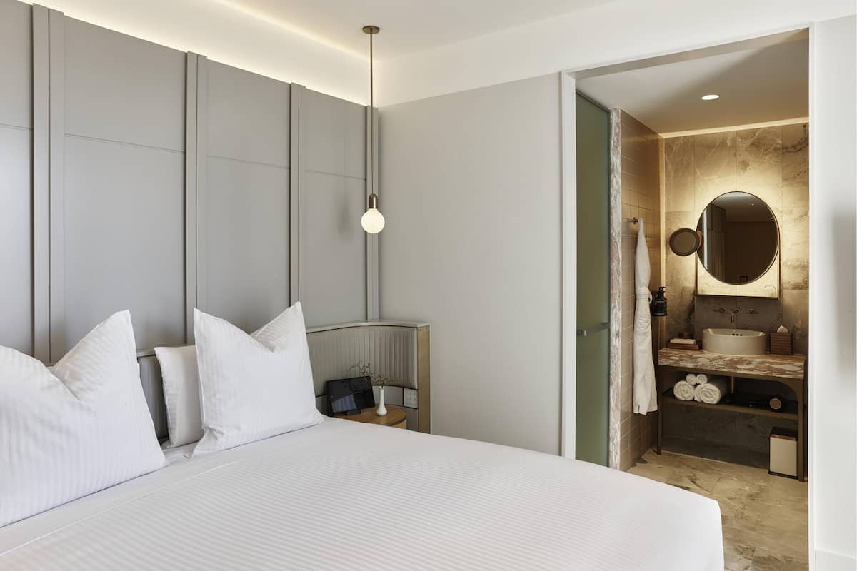 Minibar, caja de seguridad en la habitación y escritorio