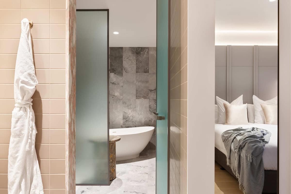 Suite junior, 1 cama King size | Minibar, caja de seguridad en la habitación y escritorio